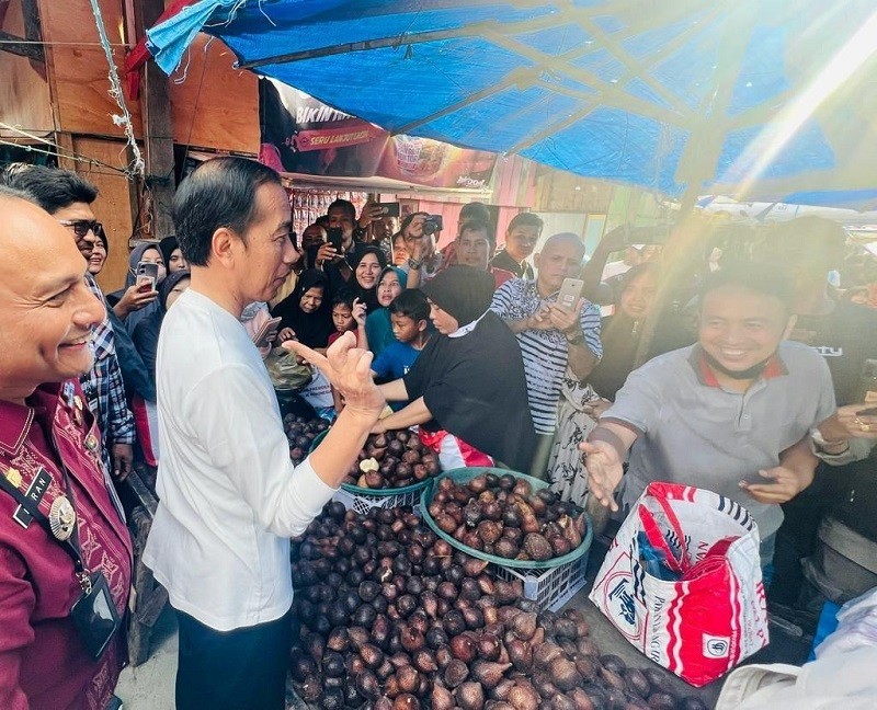Blusukan ke Pasar Batuphat Timur Aceh, Jokowi Nawar Harga Salak. (Foto: Ist).
