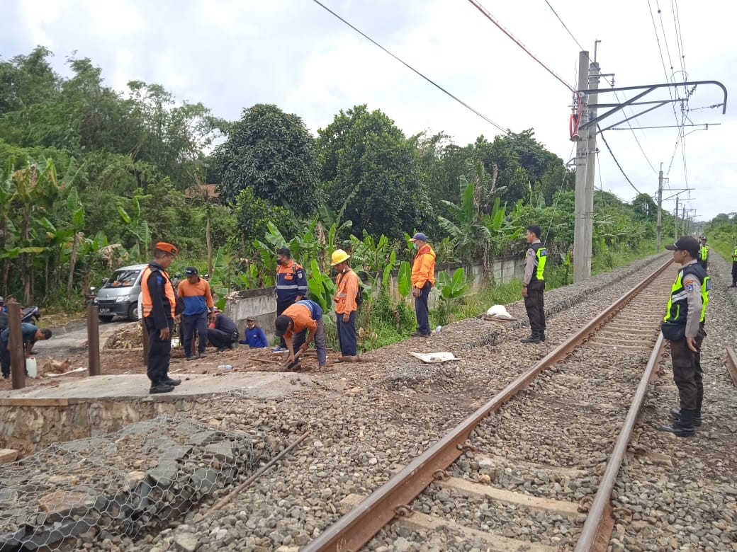 Rawan Kecelakaan KAI Tutup Perlintasan Liar di Pondok Rajeg Bogor. (Foto: KAI)