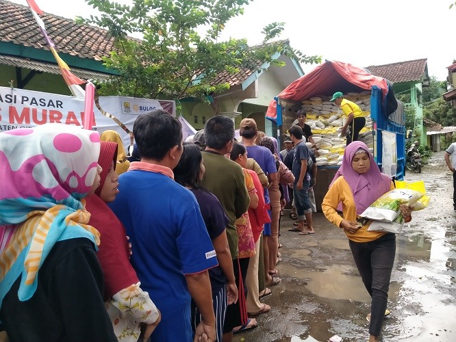 Jual Beras Murah, Operasi Pasar Bulog Diserbu Ratusan Ibu-Ibu. (Foto: Abdul Rohman/MNC Media)