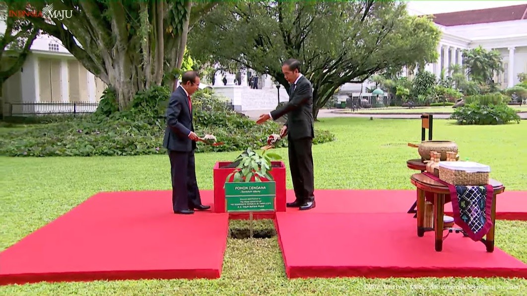 Momen Jokowi dan PM Timor Leste Tanam Pohon Cendana di Istana Bogor. (Foto: Tangkapan Layar YT Setpres)