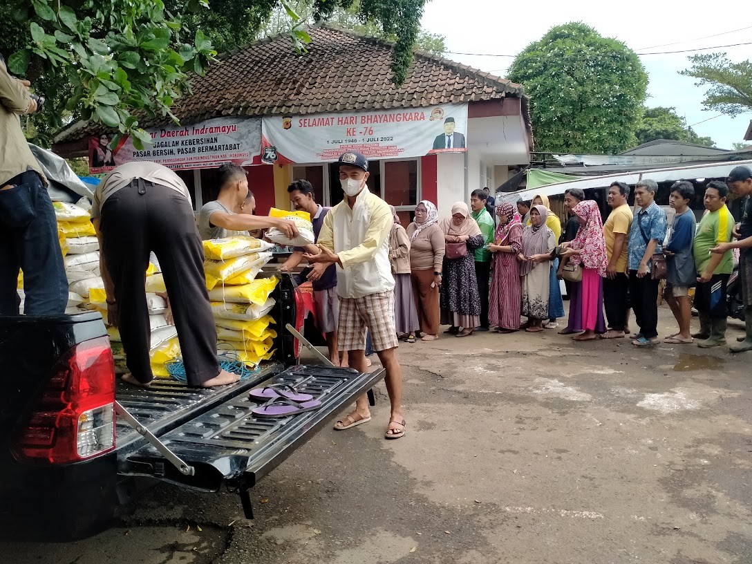 Jual Beras Medium Rp9.400 per Kg, Operasi Pasar Bulog Diserbu Warga. (Foto: Andrian Supendi/MNC Media)