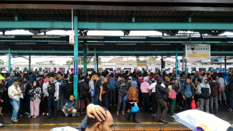 KAI Tambah 31 Perjalanan Commuterline Antisipasi Ledakan Penumpang di Stasiun Manggarai (Foto: MNC Media)