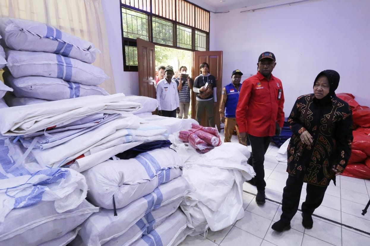 Mensos Risma Tinjau Distribusi Bantuan Gempa di Jayapura (FOTO: MNC Media)