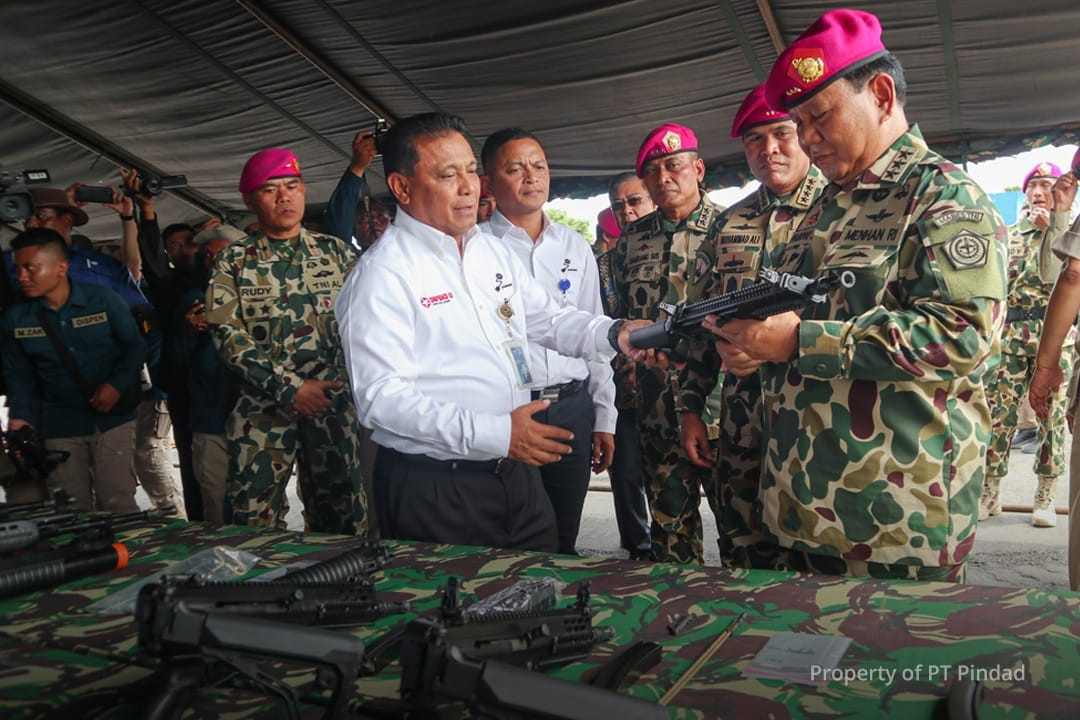 Menhan Prabowo Serahkan Senjata Buatan Pindad ke Marinir (FOTO: MNC Media)