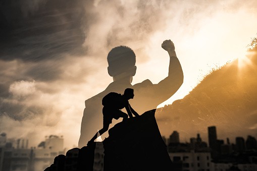 Cerita Inspiratif Singkat Beserta Pesan Moralnya, Hidup Pas-Pasan hingga Punya Ribuan Gerai di Dunia. (Foto: Cerita Inspiratif Singkat Beserta Pesan Moralnya)
