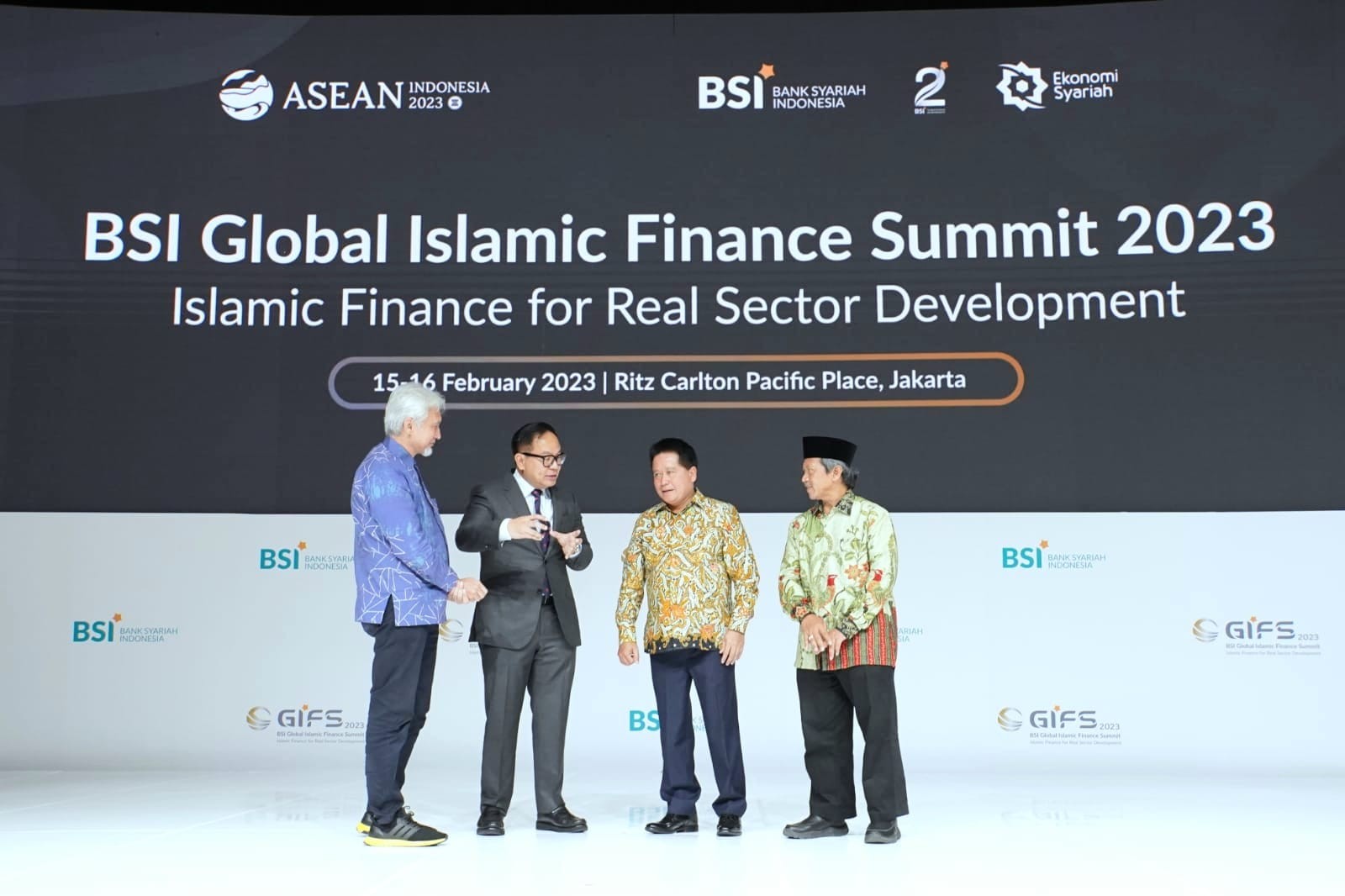 Caption Foto : Ki-ka : Komisaris Utama PT Bank Syariah Indonesia Tbk (BSI) Adiwarman Azwar Karim, Wakil Menteri BUMN Kartika Wirjoatmodjo, Direktur Utama BSI Hery Gunardi dan Ketua Dewan Pengawas Syariah BSI Hasanudin saat ceremony acara BSI Global Islamic Finance Summit 2023. (Foto: BSI)