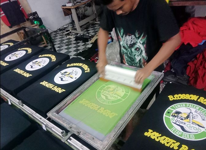 Kisah Inspiratif Anak Jalanan yang Sukses Umrahkan Kedua Orangnya Lewat Bisnis Sablon Baju. (Foto: Kisah Inspiratif Anak Jalanan)