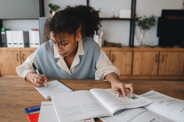 Intip 2 Kisah Inspiratif Mahasiswa yang Bekerja Sembari Cari Cuan Demi Lanjutkan Pendidikan. (Foto: Kisah Inspiratif Mahasiswa )