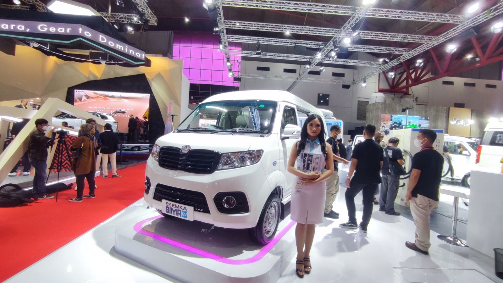 Punya Harga Setengah Miliar, Begini Tanggapan Masyarakat Menilai Mobil ESEMKA. (Foto: MNC Media)