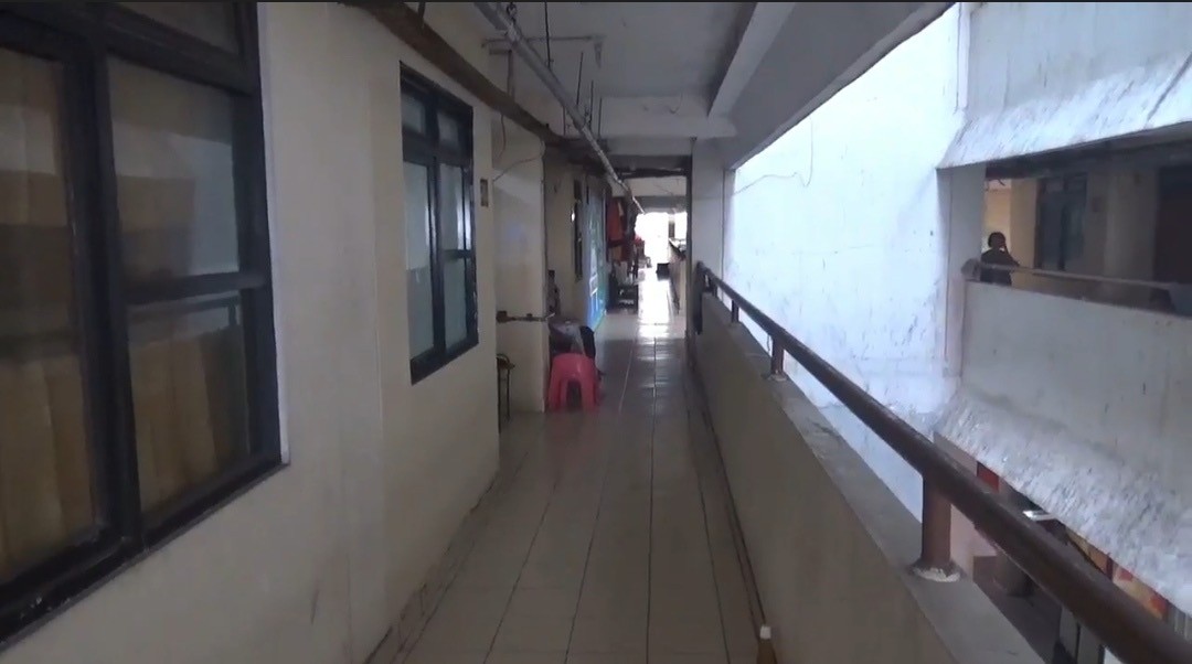 Dua Minggu Krisis Air Bersih, Warga Rusunawa Marunda Terpaksa Angkut Air Pakai Galon. (Foto: MNC Media)