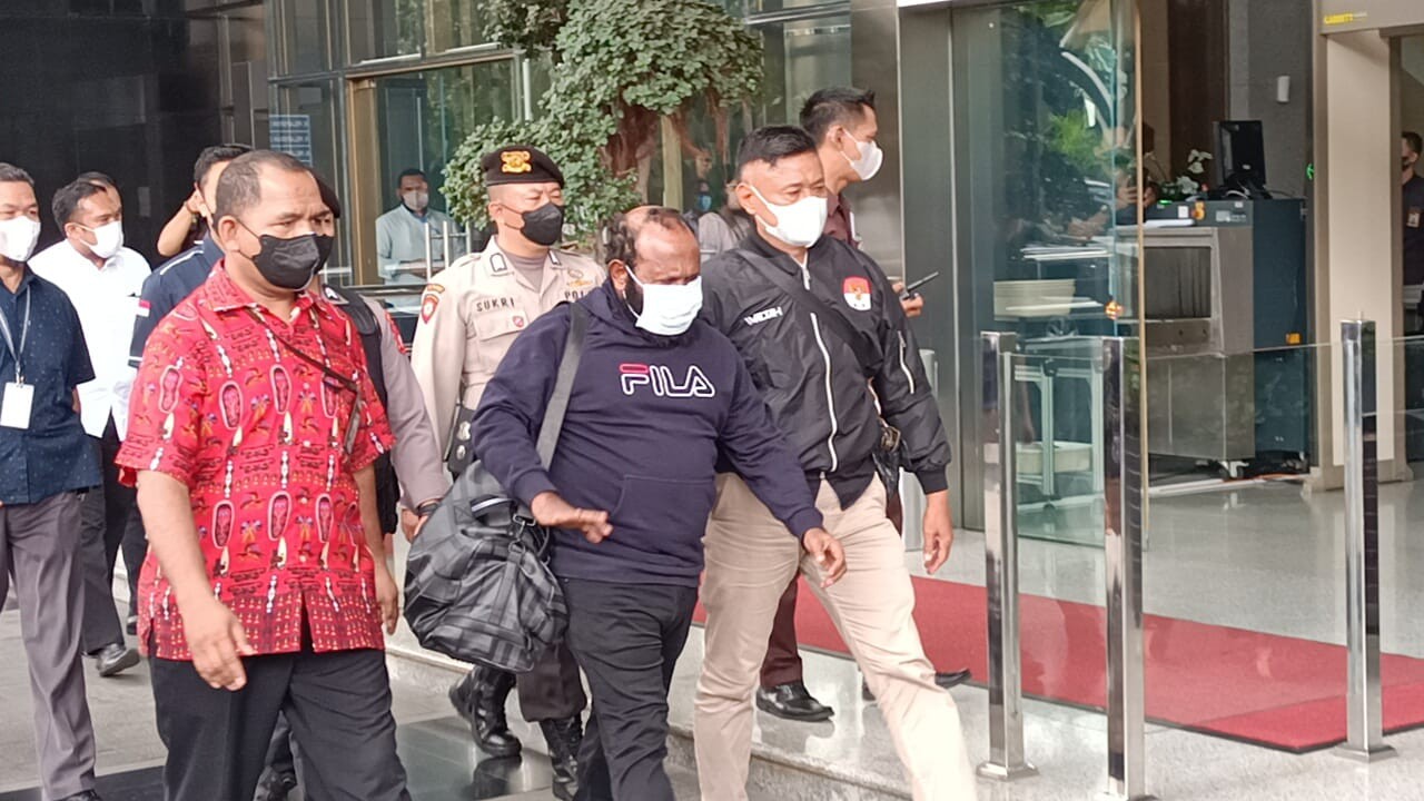 Tiba di Gedung KPK, Ricky Ham Pagawak Lambaikan Tangan ke Awak Media. (Foto: Carlos Roy/MPI)