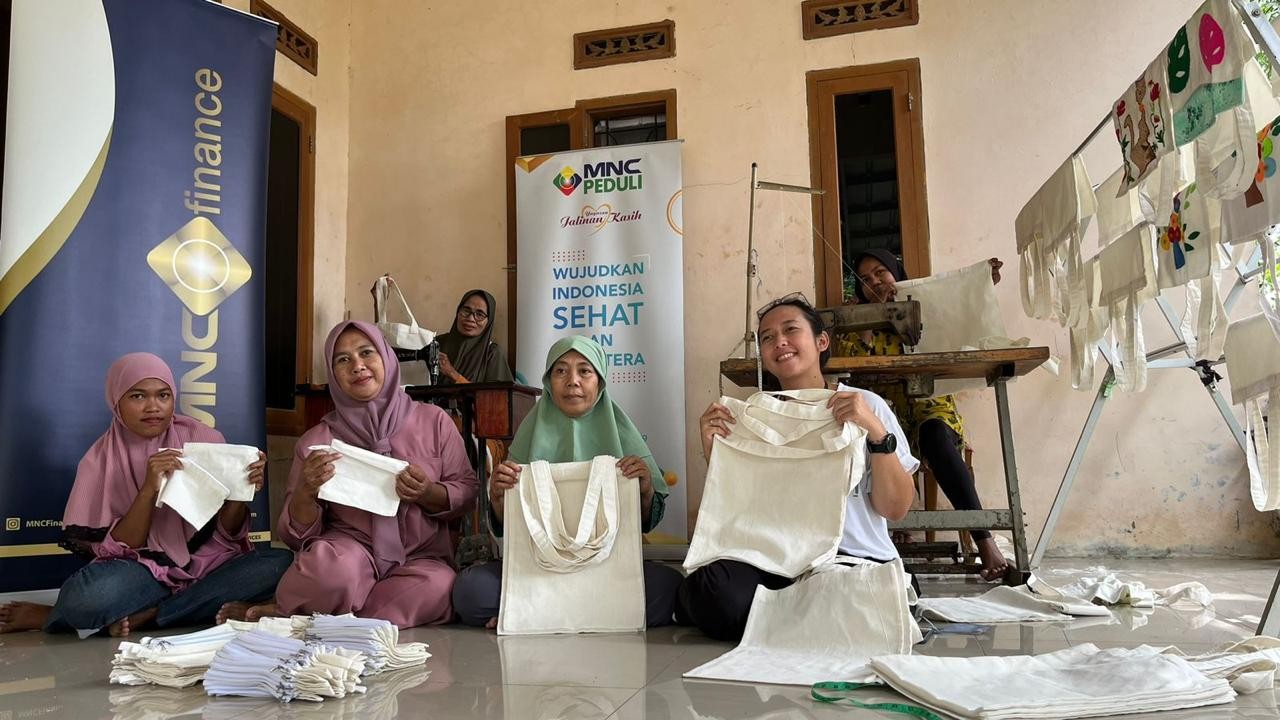 MNC Peduli dan MNC Finance Dukung Ekonomi Kreatif Para Perempuan Muara Gembong. (Foto: MNC Media)