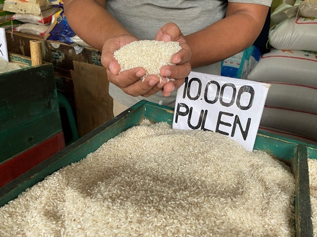 Pedagang Keluhkan Praktek Bundling Pembelian Beras Bulog di Pasar Cipinang (Foto: MNC Media/ Advenia)