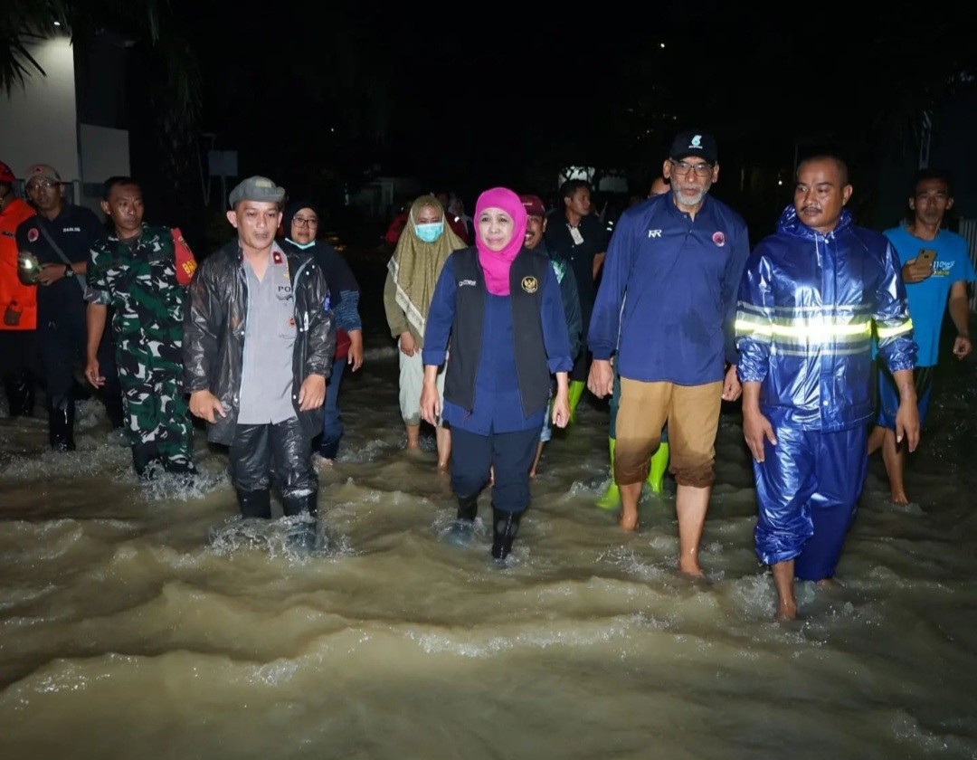 Tinjau Banjir, Khofifah Minta Pemkab Gresik Bangun Tanggul Permanen (FOTO:Dok Ist)