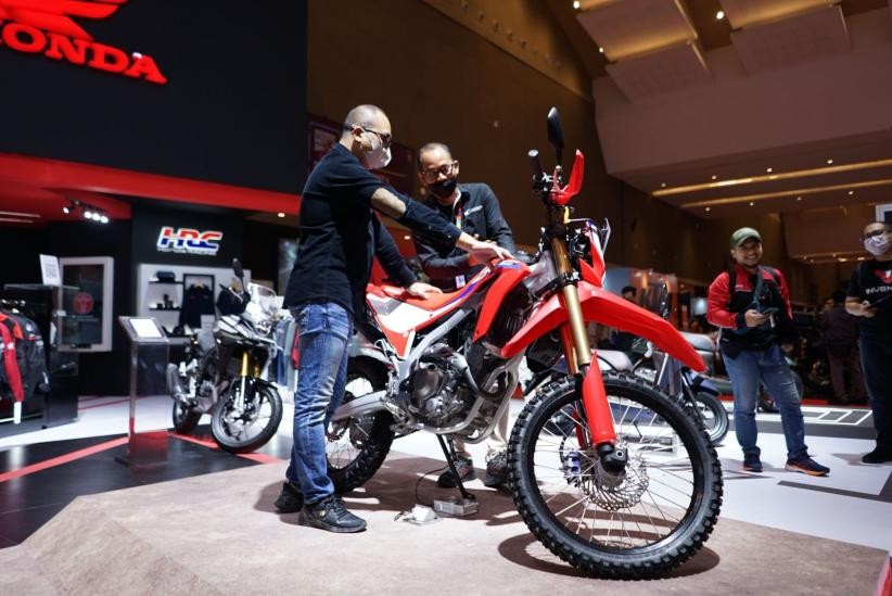 Astra Luncurkan Honda CRF250L di IIMS 2023, Intip Perbedaannya dengan Versi Rally. (Foto: MNC Media)