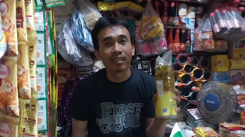 Harga Minyakita Capai Rp17 Ribu per Liter, Pedagang Keluhkan Stok Sedikit. (Foto: Ikhsan PSP/MNC Media)