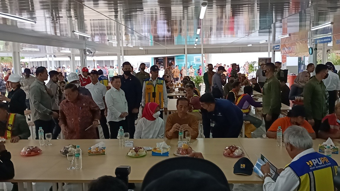 Jokowi Makan Bareng Pekerja Konstruksi IKN. (Foto: Raka Dwi Novianto/MPI)