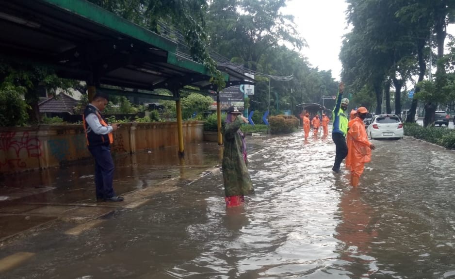 Pemprov DKI Kerahkan 200 Pasukan Biru untuk Atasi Banji di Jakarta Pusat. (Foto: Irfan Maulana/MNC Media)