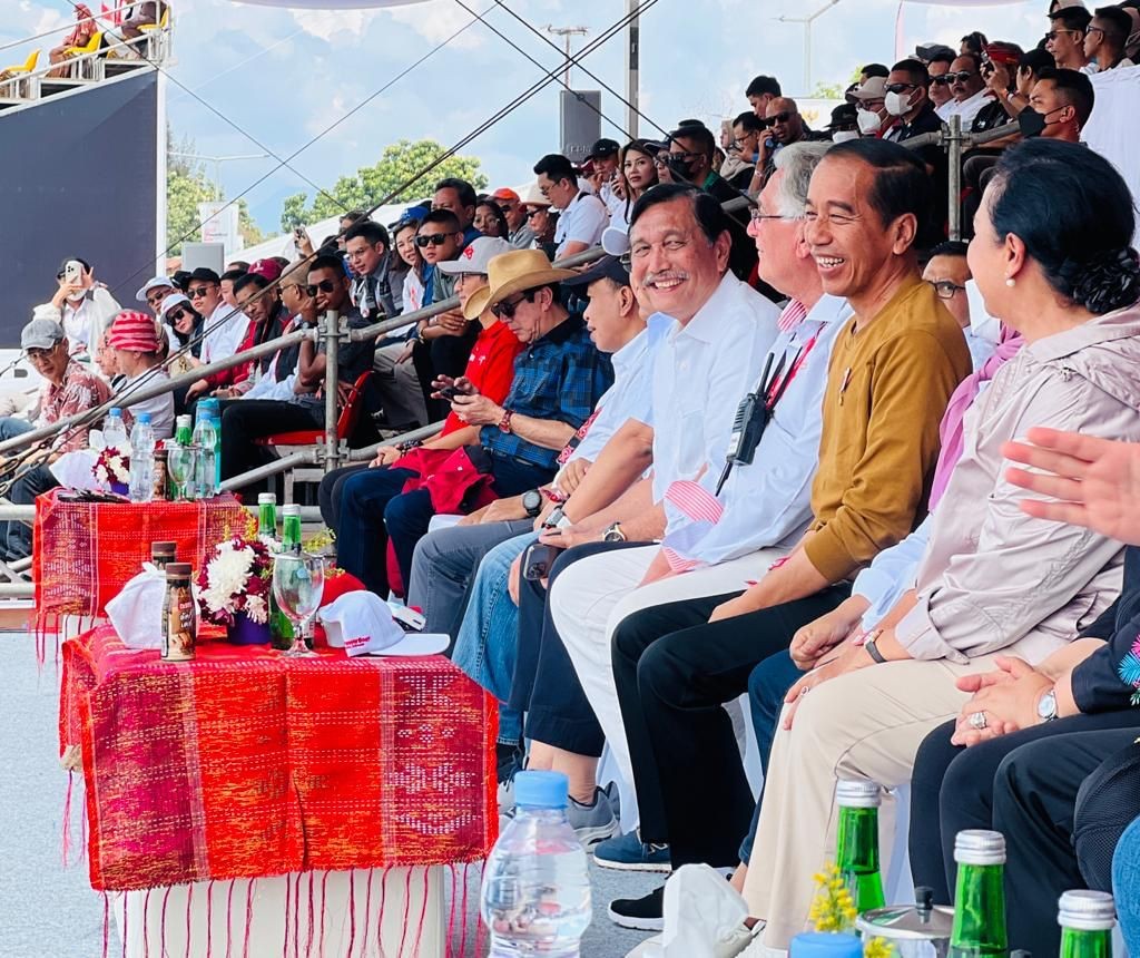 Tiba di Danau Toba, Jokowi Saksikan Langsung F1H20 Powerboat. (Foto: Biro Pers Setpres)