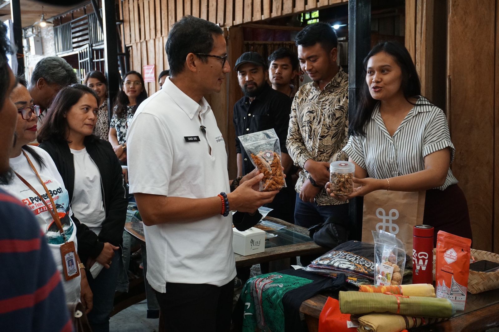 Kejar Target 4,4 Juta Lapangan Kerja, Menparekraf Terus Tingkatkan Kriya Kabupaten Toba (FOTO: ist)