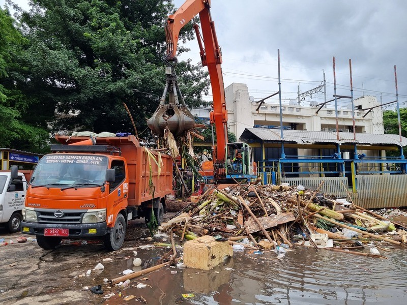 Tujuh Truk Angkut Sampah dari Pintu Air Manggarai. (Foto: MNC Media)