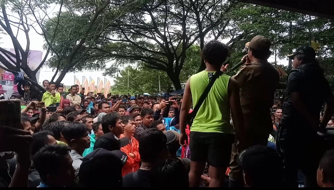 Warga Geruduk Kantor Pemasaran PNR Bekasi Karena Banjir Tak Kunjung Surut. (Foto: Ade Suhardi/MNC Media)