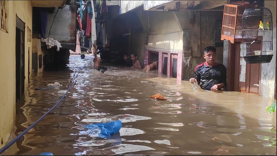 Banjir Kampung Melayu Belum Surut Sejak Minggu Malam (Foto: MNC Media)