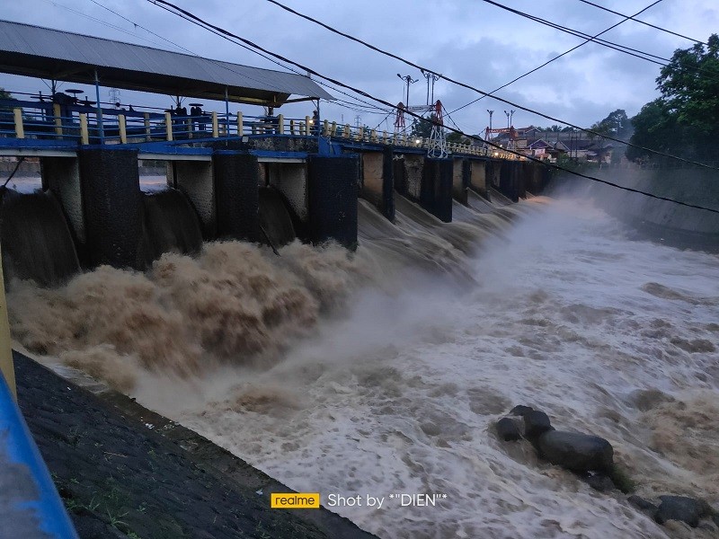 Siaga, Limpahan Air Katulampa Bakal Sampai ke Pintu Manggarai dalam Enam Jam (foto mnc media)