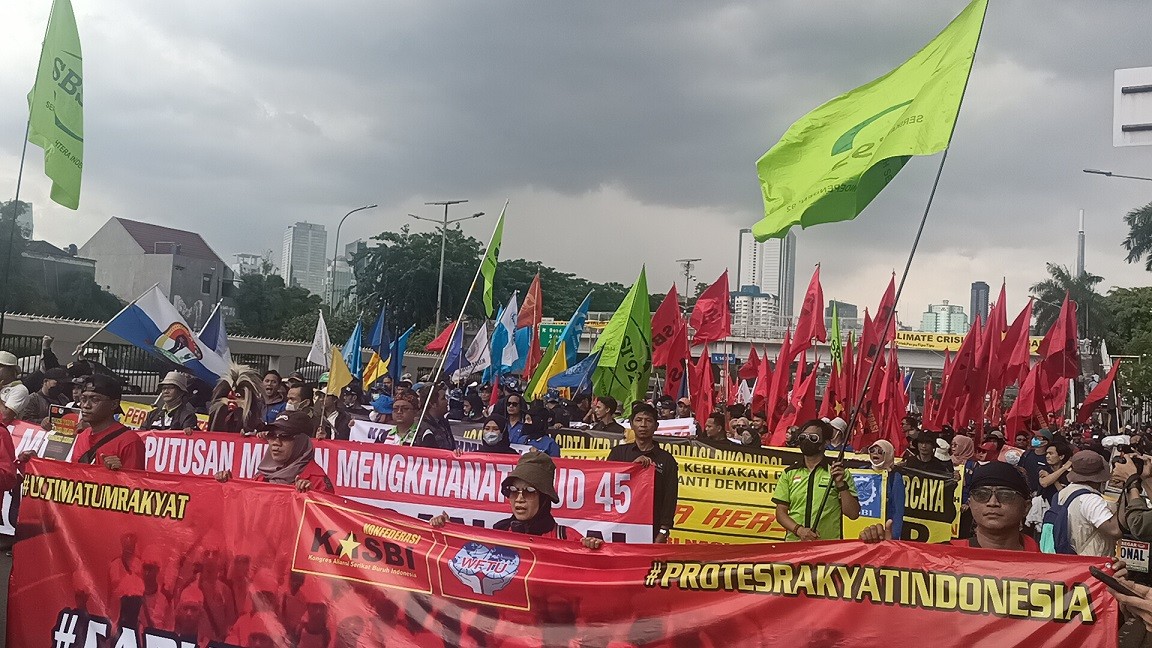 Demo Tolak Perppu Ciptaker, Jalan Gatot Subroto Depan Gerbang DPR Ditutup. (Foto: Irfan Maulana/MPI)