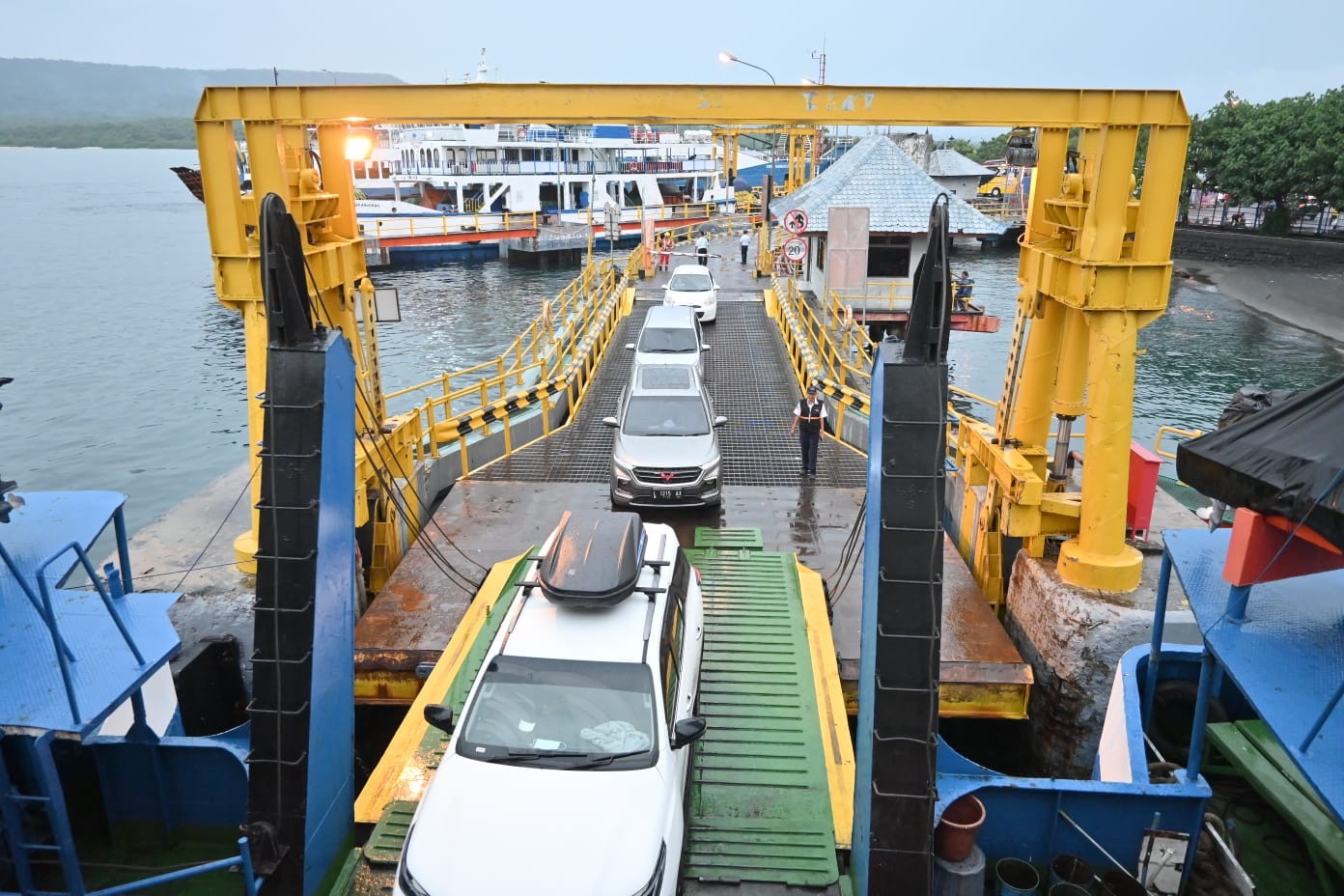 Hindari Antrean, ASDP Imbau Pengguna Jasa Beli Tiket Online dari Sekarang. (Foto: MNC Media)