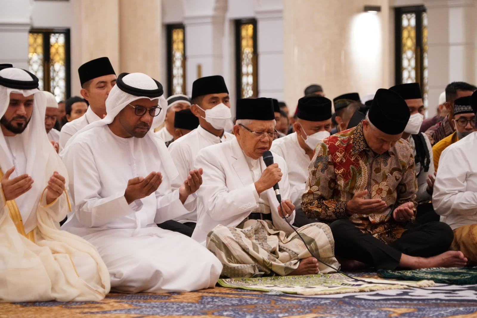 Ma'ruf Amin Salat Subuh Berjamaah di Masjid Raya Sheikh Zayed Solo. (Foto: Setwapres)