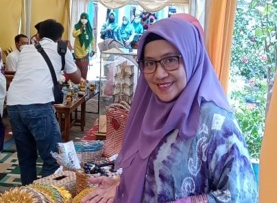 Rajin Ikut Pelatihan, Lies Herawati Bisa Bangun Usaha Kerajinan Bosara di Makassar. (Foto: BBRI/Adv)