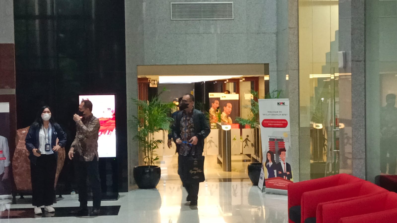 Tinggalkan Gedung KPK, Rafael Alun Trisambodo Minta Maaf. (Foto: MNC Media)