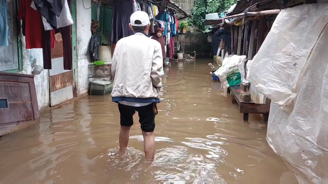 Banjir Tak Kunjung Surut dalam Lima Hari, Warga Pondok Kopi Diminta Mengungsi. (Foto: MNC Media)