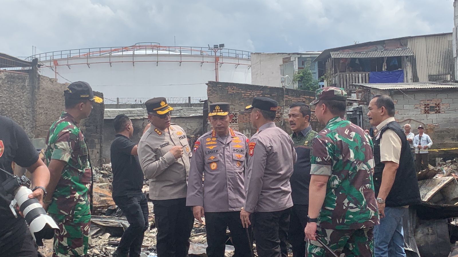Kapolri Tinjau Kampung Tanah Merah yang Terdampak Kebakaran Depo Pertamina Plumpang. Foto: MNC Media.