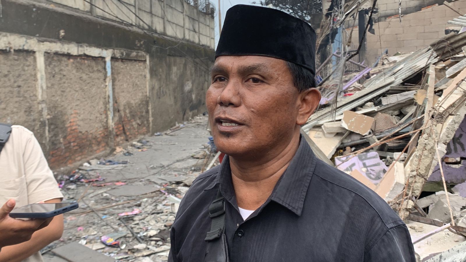 Kebakaran Depo Pertamina Plumpang, Pria Ini Belum Temukan Keponakannya yang Hilang. Foto: MNC Media.