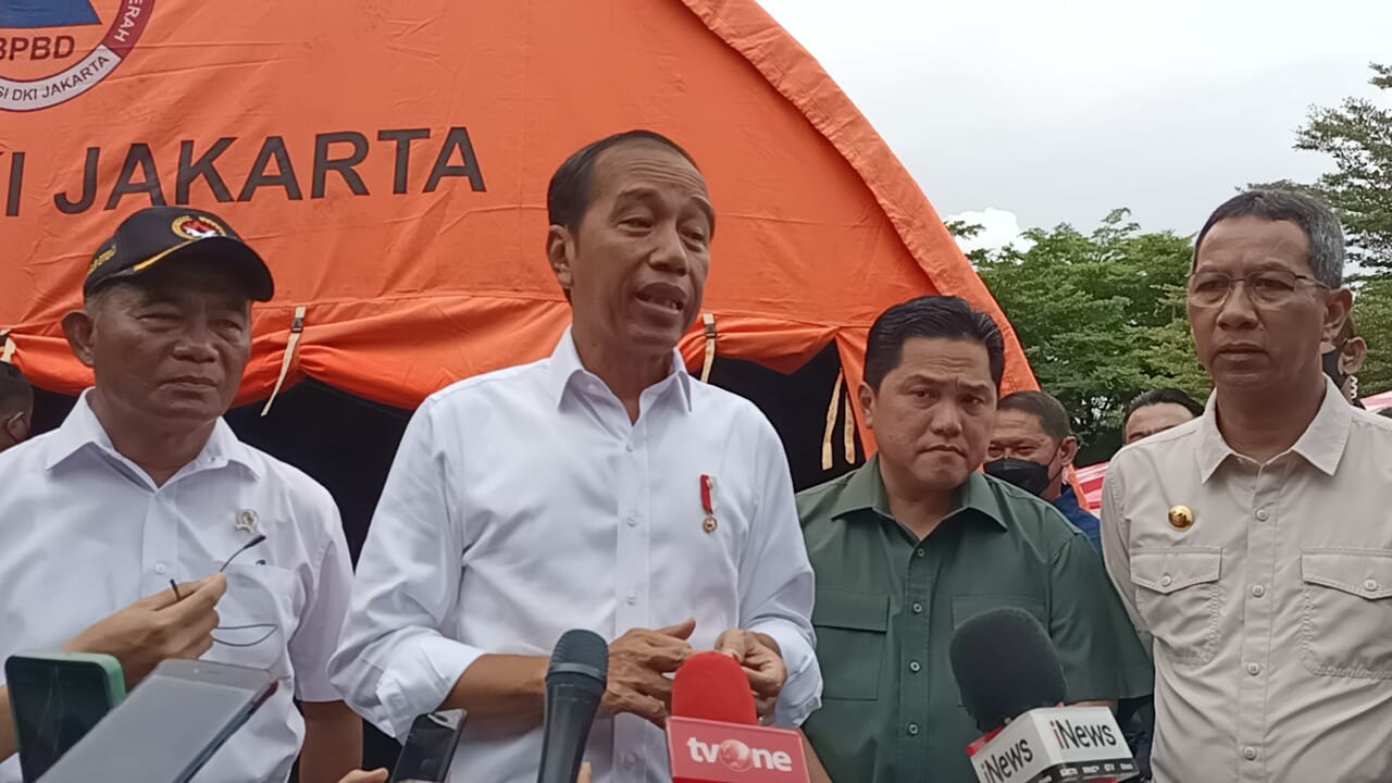 Kawasan Plumpang Zona Berbahaya, Jokowi: Segera Relokasi Warga Setempat atau Pindahkan Depo Pertamina