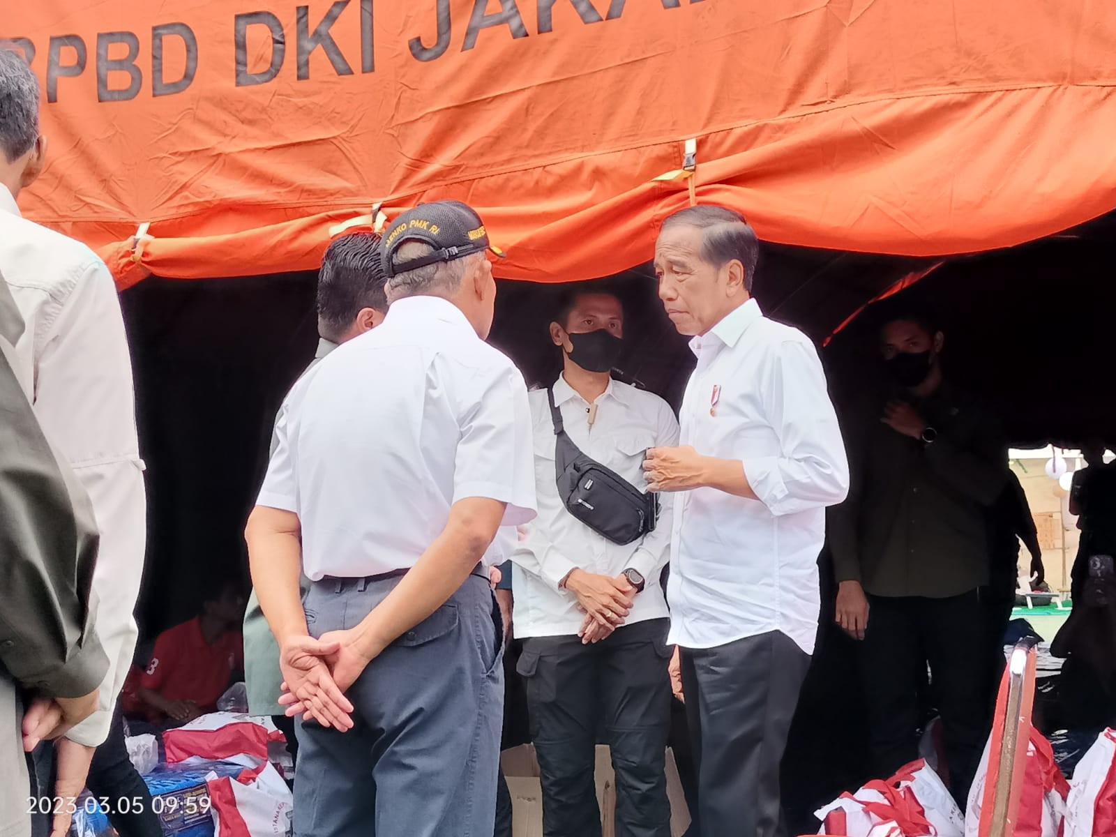 Tiba di RPTRA Rasela, Presiden Jokowi Sambangi Tenda Pengungsian. (Foto: MNC Media)