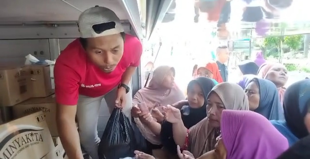 Ibu-Ibu di Lombok Timur Rela Berdesak-desakan demi Sembako Murah. (Foto: Ramli Nurawang/MNC Media)