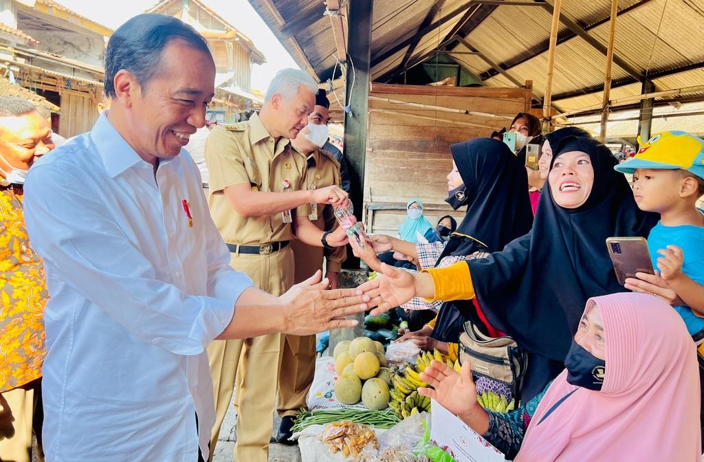 Kunjungi Pasar Mendenrejo, Jokowi Cek Harga dan Stok Bahan Pangan (FOTO: Setpres)