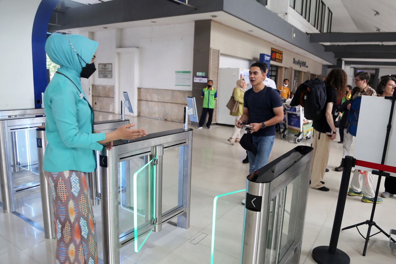 Boarding Penumpang KA di Stasiun Gubeng Kini Cukup Pindai Wajah. (Foto: KAI)