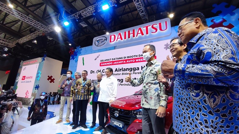 Penjualan Motor-Mobil Naik, tapi Infrastruktur Jalan Segitu-gitu Saja. (Foto: Iqbal Dwi).