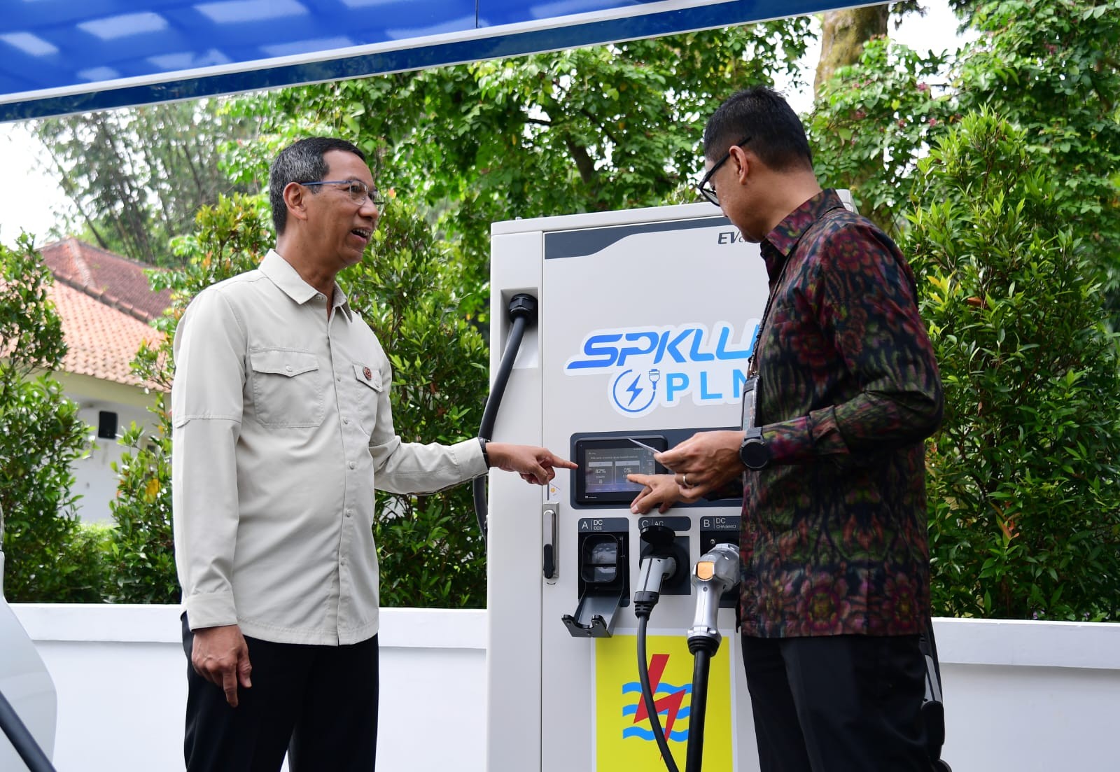 Heru Budi Resmikan SPKLU PLN di Istana Kepresidenan Bogor. (Foto: Biro Pers Setpres)