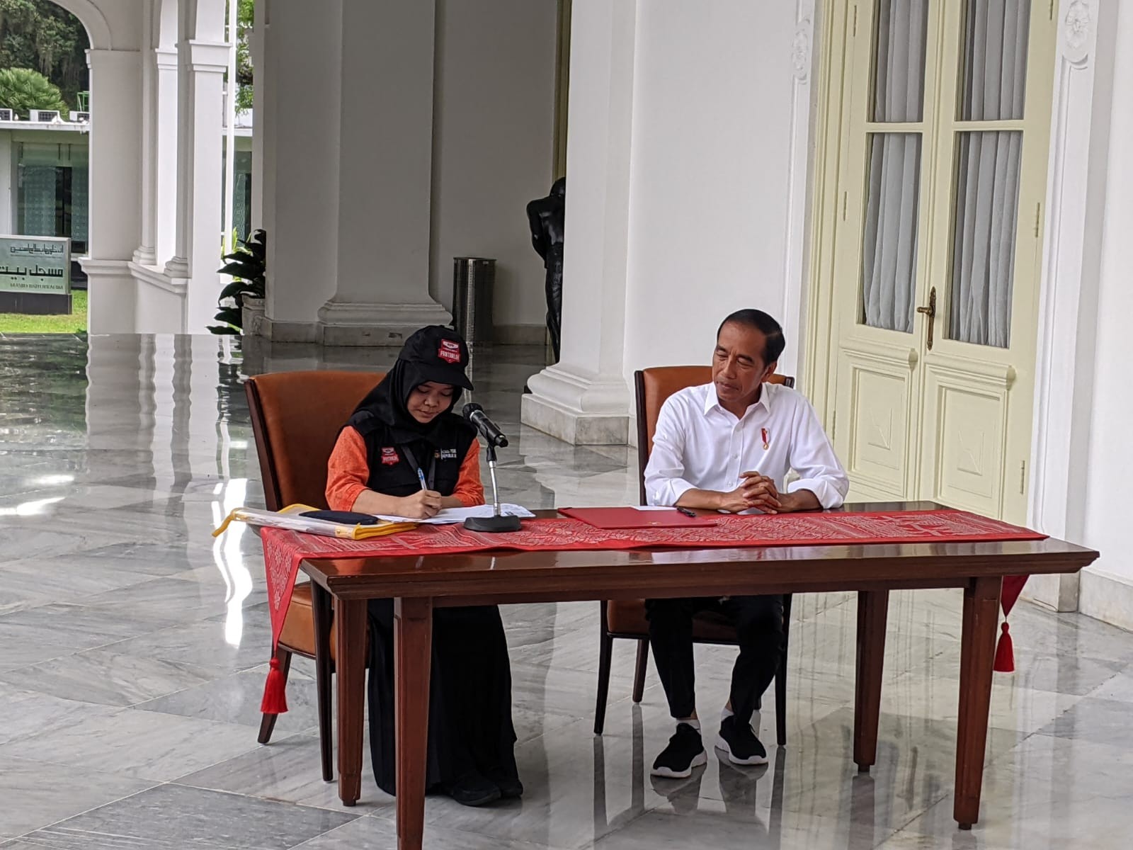 Jokowi dan Iriana Resmi Terdaftar sebagai Pemilih di Pemilu 2024. (Foto: Raka Dwi Novianto/MPI)