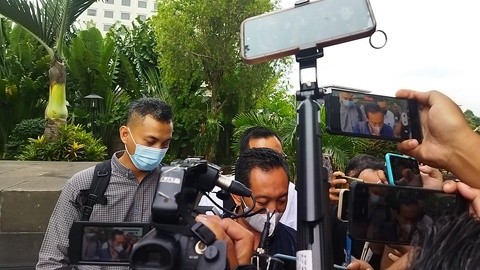 Diapit Dua Pria Berbadan Tegap, Andhi Pramoto Tiba di KPK (FOTO: MNC Media)