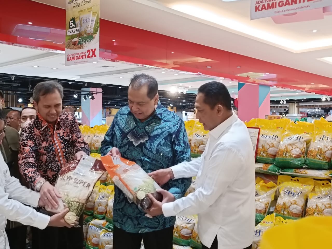 Bulog Pasok 1.000 Ton Beras Premium untuk Gerai Transmart, Intip Harganya. (Foto: Suparjo/MNC Media)