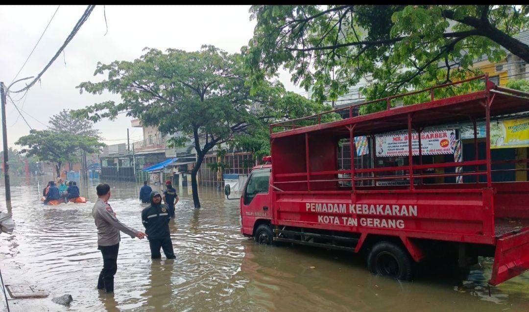 Pemkot Tangerang Sebar Ratusan Petugas Antisipasi Bertambahnya Titik Banjir. (Foto: MNC Media)