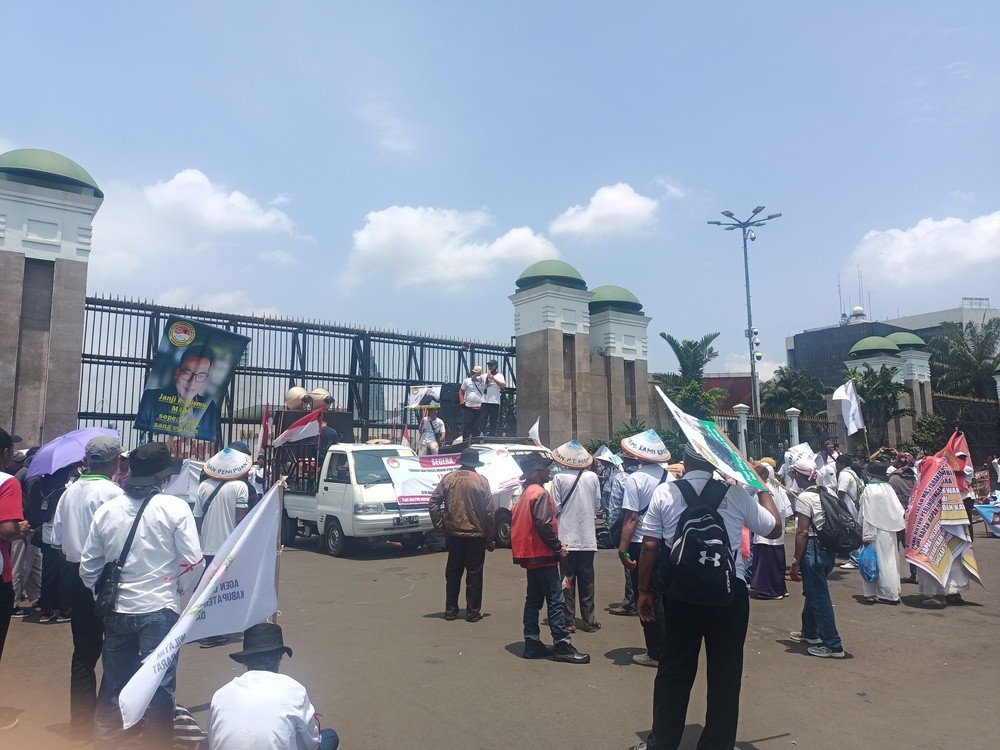 Ratusan Peternak Lebah Rugi Rp1 Triliun Demo di DPR (FOTO: MNC Media)