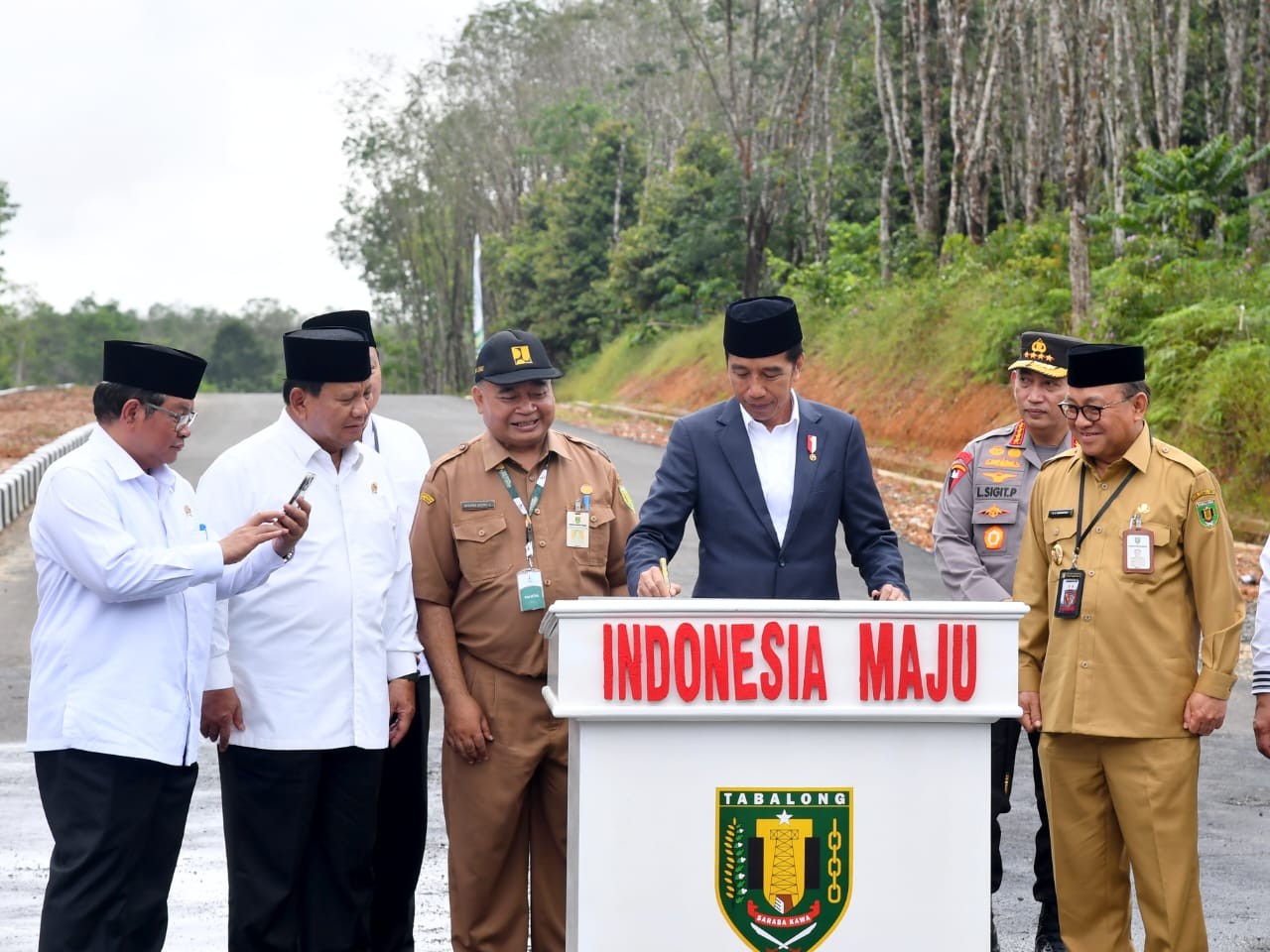 Jokowi Resmikan Proyek Jalan Rp104 Miliar di Kalsel untuk Dongkrak Pertumbuhan Ekonomi. (Foto: Biro Pers Setpres)
