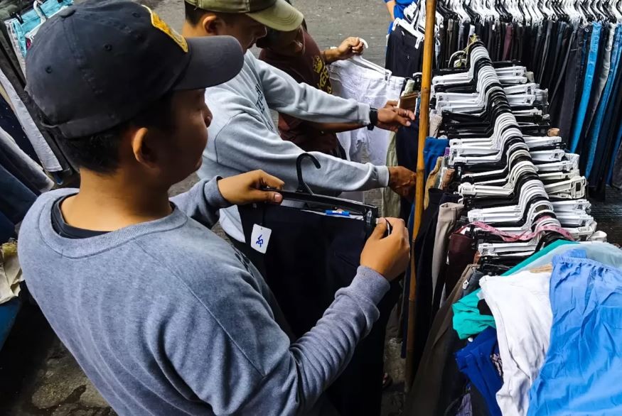 Pemerintah Serukan Pebisnis Thrifting Ganti Produk Lokal, Pedagang Tidak Setuju. (Foto: MNC Media)